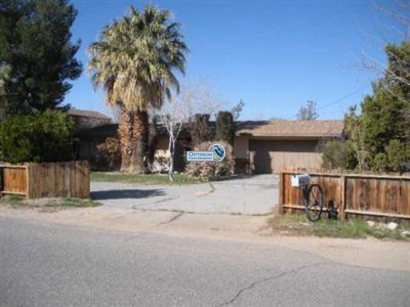 Spacious landscaped home, great investment opportunity! 1